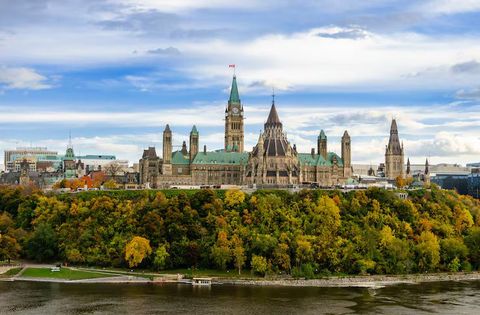 Canada Theme Parks: A Complete Guide to Attractions, Rides, and Family Fun