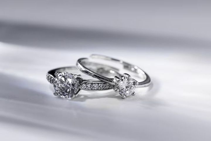 Solitaire Engagement Rings: Design, Craftsmanship, and Diamond Quality Guide
