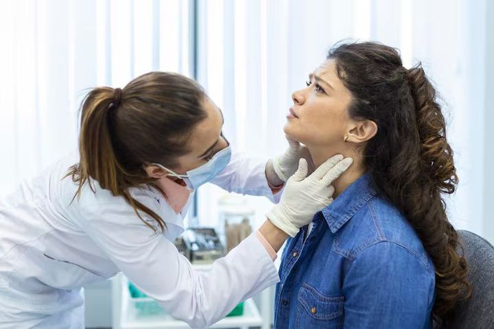 Non-Surgical Neck Lift Solutions Guide: Safe Skin Tightening Options