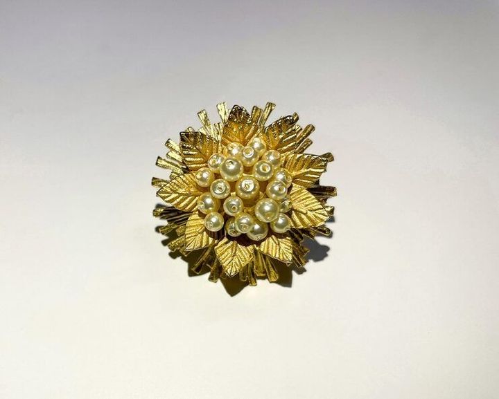 Statement Brooches: Complete Guide to Styles, Materials, and How to Wear Them