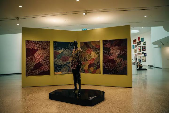 A Beginner’s Guide to Hybrid Art Exhibition Setup: Planning, Technology, and Execution