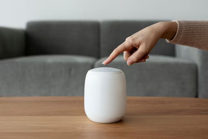 A Beginner’s Guide to AI Voice Assistants: Functions, Capabilities, and Everyday Uses