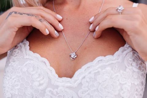 Pendant Necklaces Guide: Explore Styles, Meanings, and Design Insights