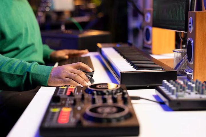 DJ Equipment Rentals: Complete Guide to Choosing the Right Sound and Lighting Setup