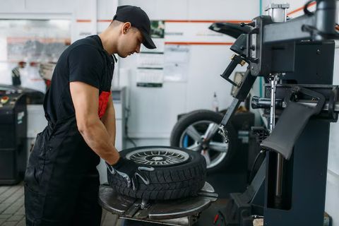 Tire Balancing Machines Guide: Explore Types, Components, Accuracy, Applications, and Planning Factors