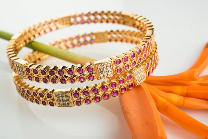 Designer Bangles Guide: Styles, Trends, Materials and How to Choose the Perfect Pair