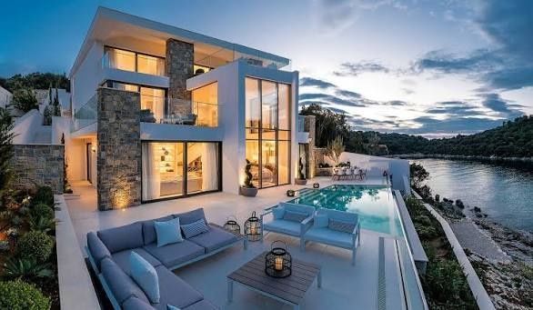 Luxury Waterfront Villa Guide: Understanding Coastal Living and Premium Design Features
