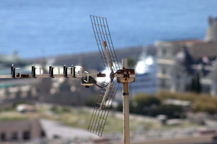 Earthquake Sensor Networks: Overview of Technology Monitoring and Early Warning Systems