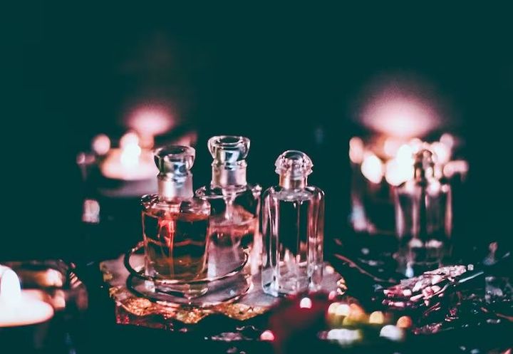 Exploring the World of Luxury Perfumes and Signature Fragrances